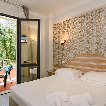 Hotel Nedy Marina di Massa Ngoại thất bức ảnh