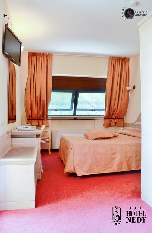 Hotel Nedy Marina di Massa Ngoại thất bức ảnh