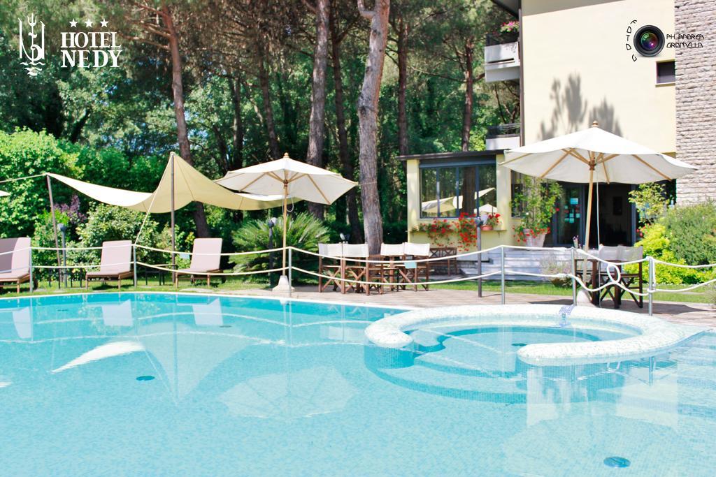 Hotel Nedy Marina di Massa Ngoại thất bức ảnh