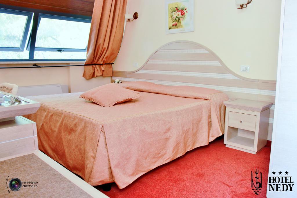 Hotel Nedy Marina di Massa Ngoại thất bức ảnh