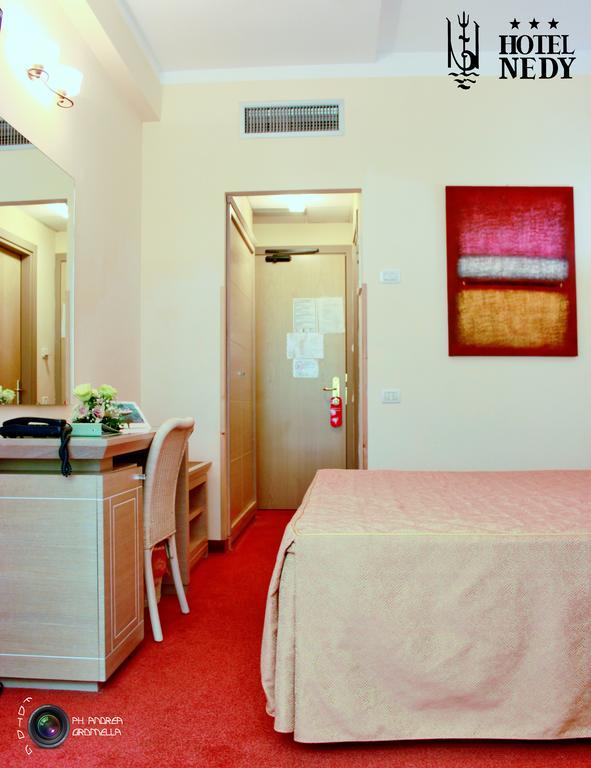 Hotel Nedy Marina di Massa Ngoại thất bức ảnh