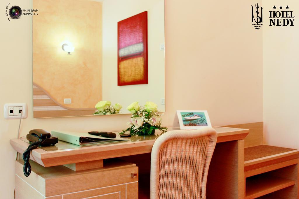 Hotel Nedy Marina di Massa Ngoại thất bức ảnh
