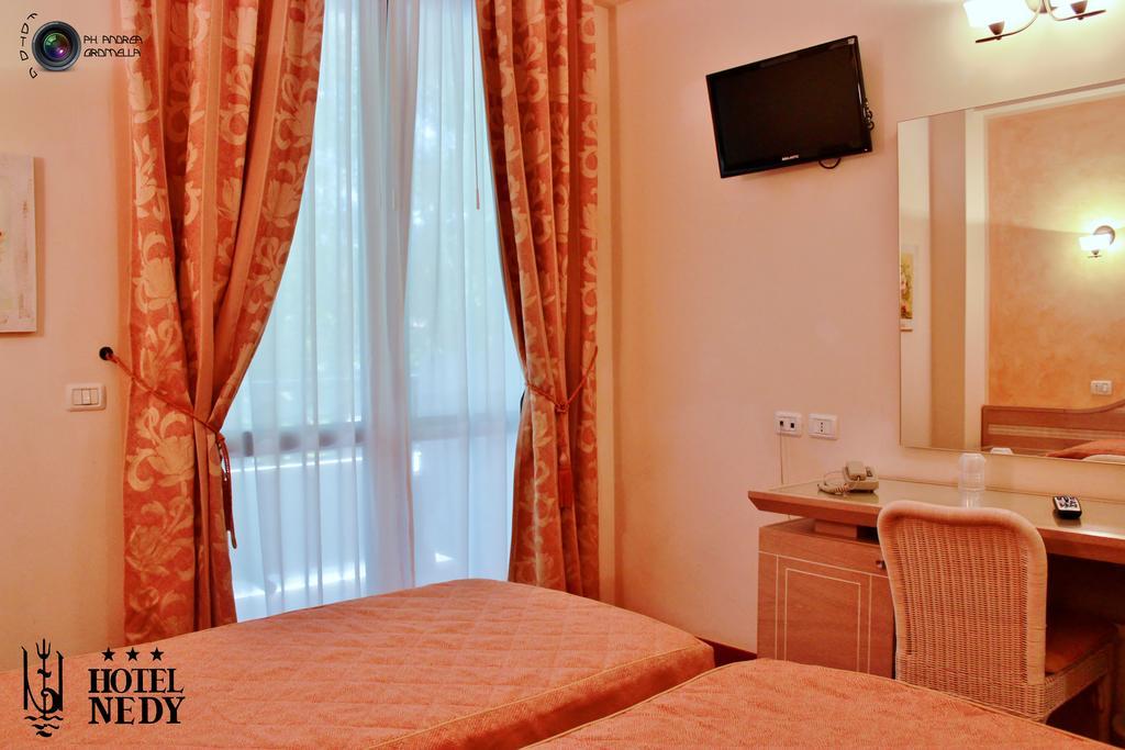Hotel Nedy Marina di Massa Ngoại thất bức ảnh