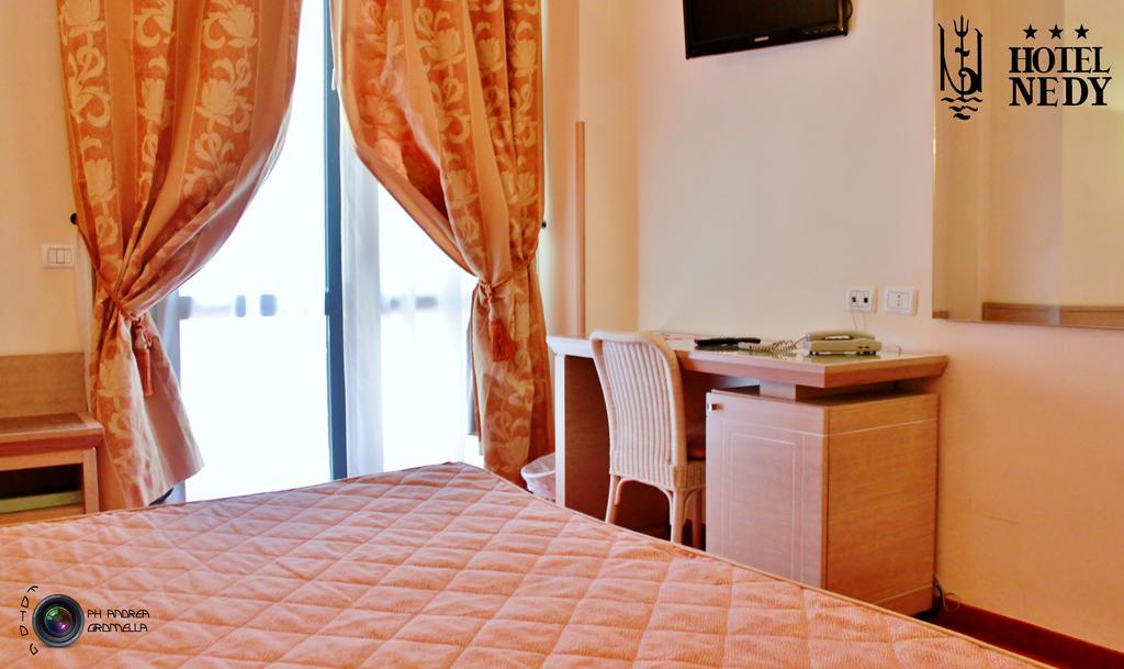 Hotel Nedy Marina di Massa Ngoại thất bức ảnh