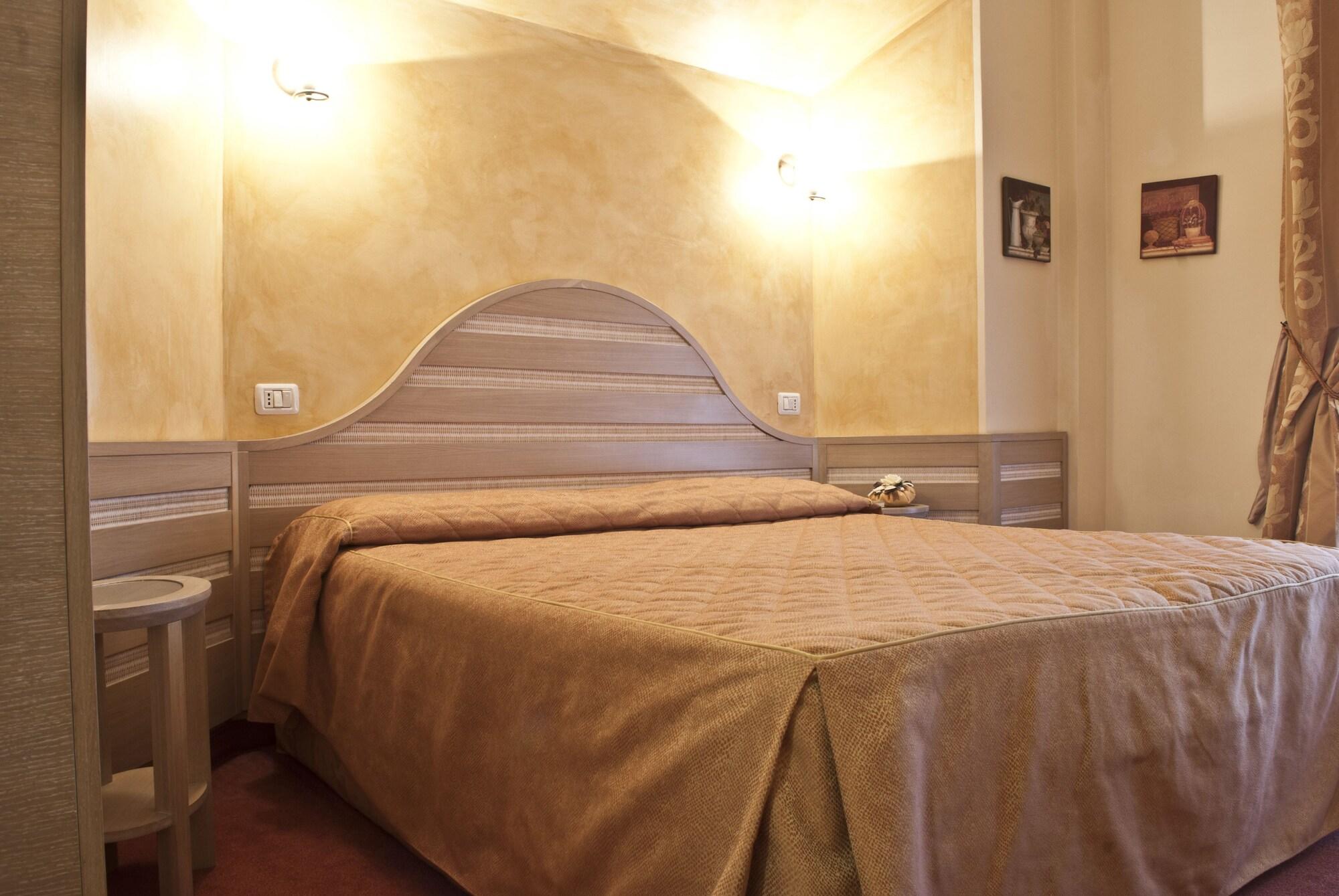 Hotel Nedy Marina di Massa Ngoại thất bức ảnh
