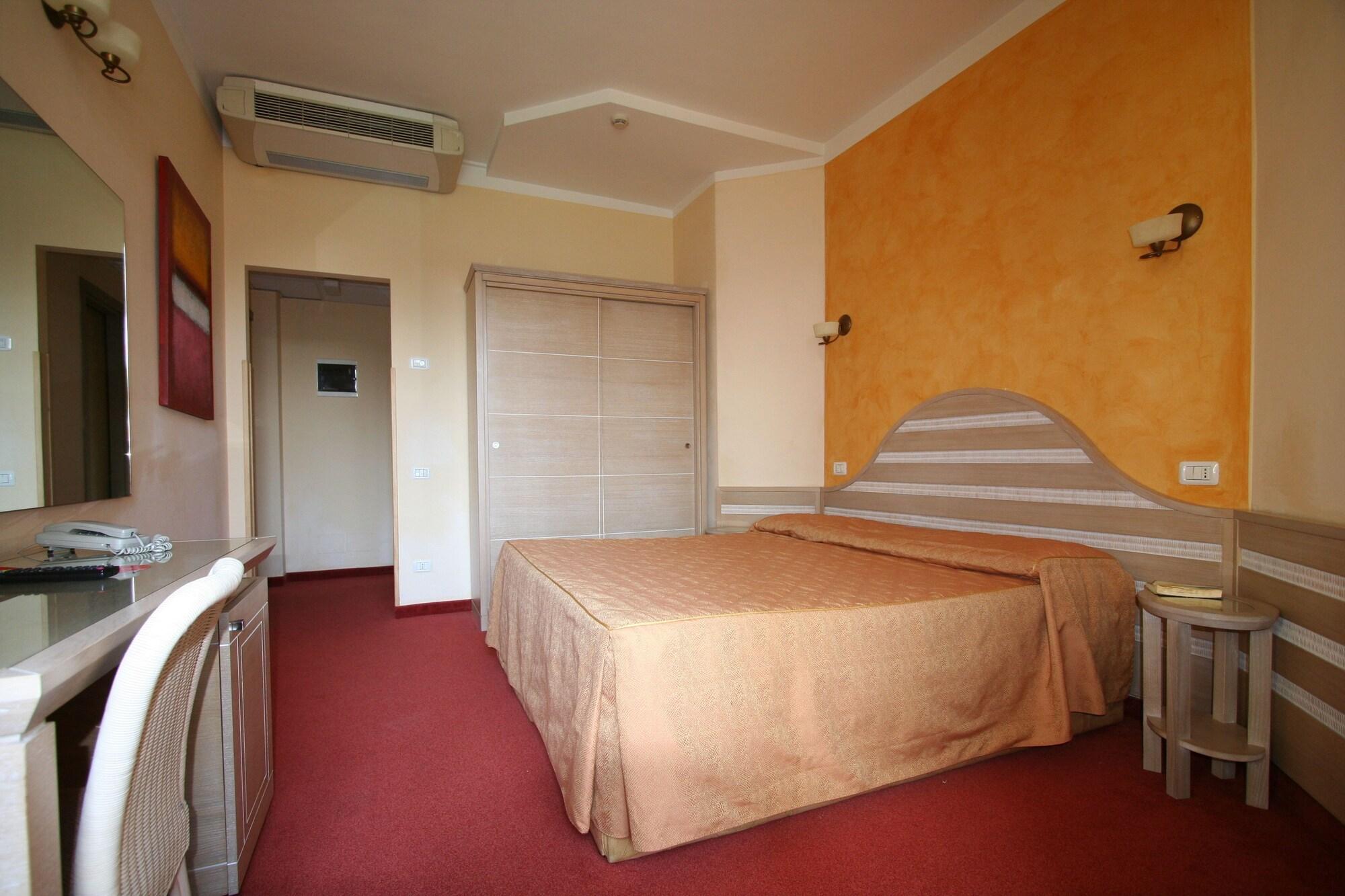 Hotel Nedy Marina di Massa Ngoại thất bức ảnh