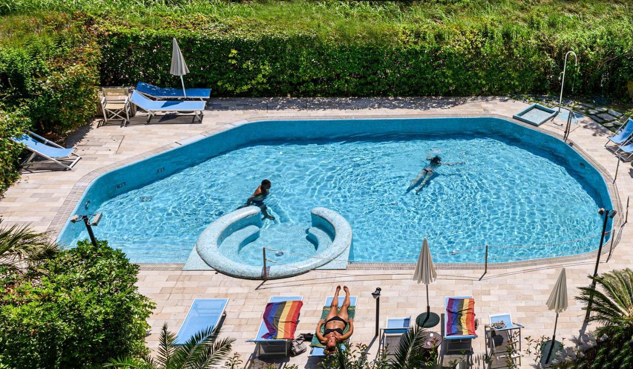 Hotel Nedy Marina di Massa Ngoại thất bức ảnh