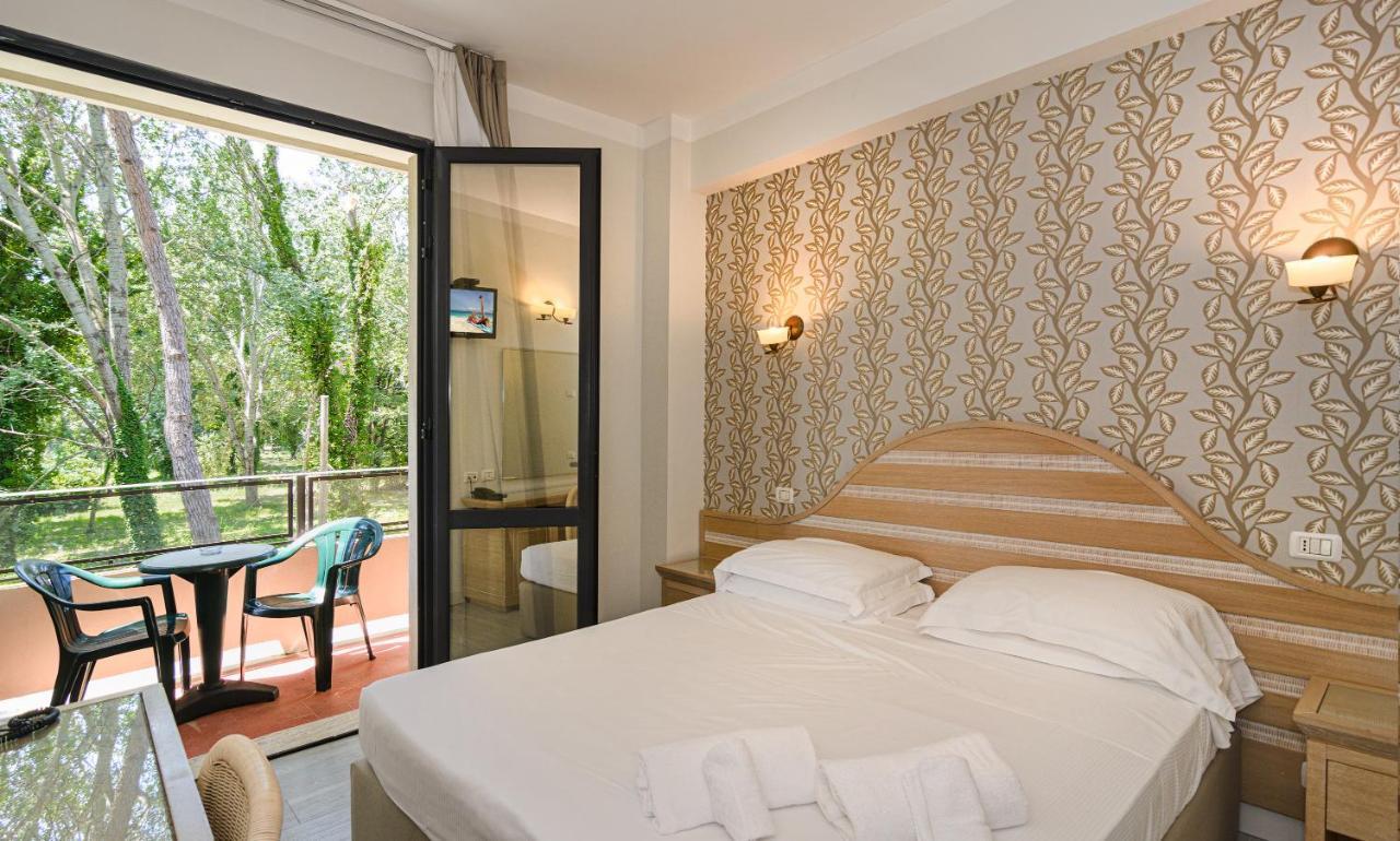Hotel Nedy Marina di Massa Ngoại thất bức ảnh