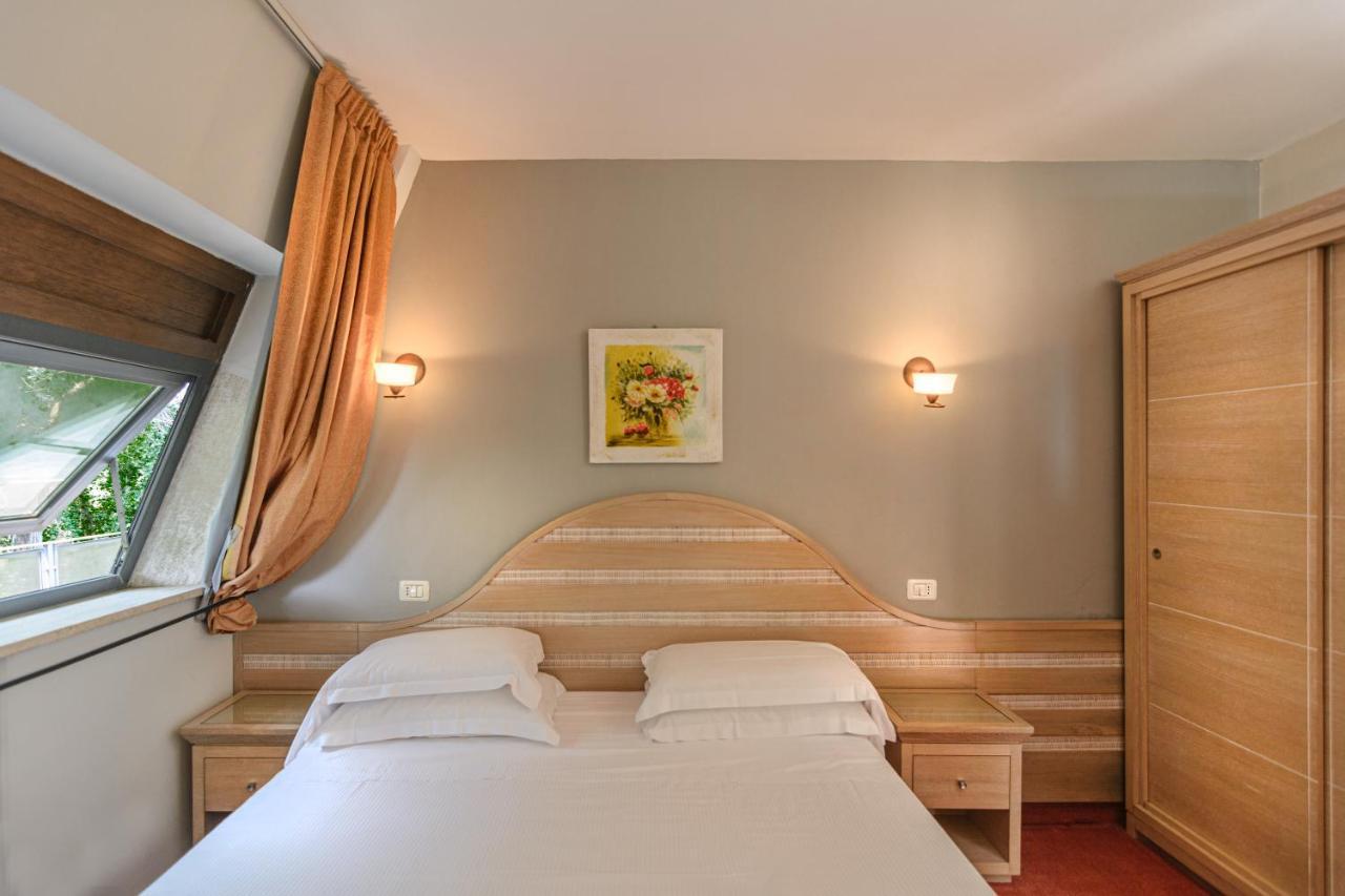 Hotel Nedy Marina di Massa Ngoại thất bức ảnh