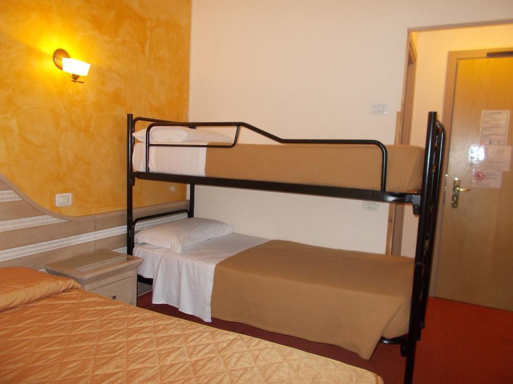 Hotel Nedy Marina di Massa Ngoại thất bức ảnh