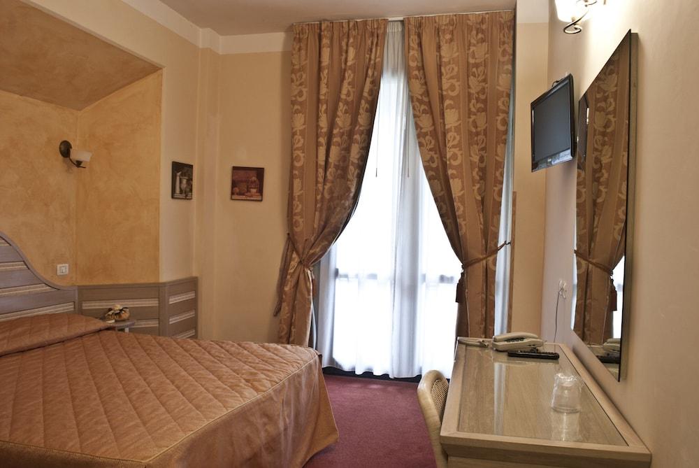 Hotel Nedy Marina di Massa Ngoại thất bức ảnh