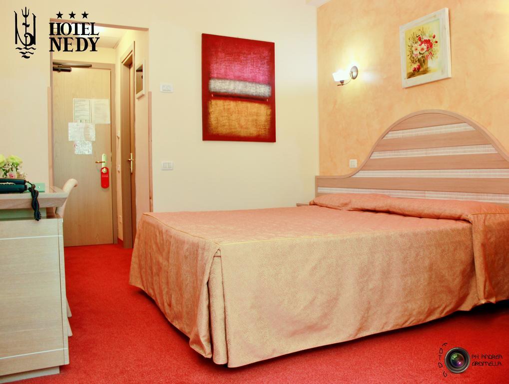 Hotel Nedy Marina di Massa Ngoại thất bức ảnh