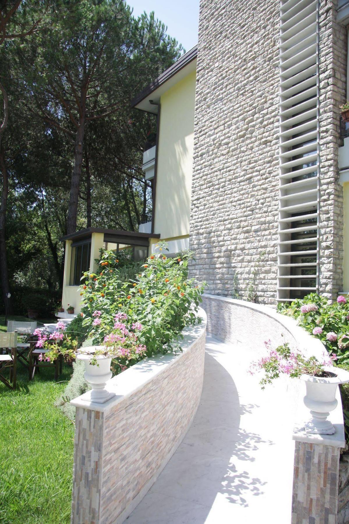 Hotel Nedy Marina di Massa Ngoại thất bức ảnh