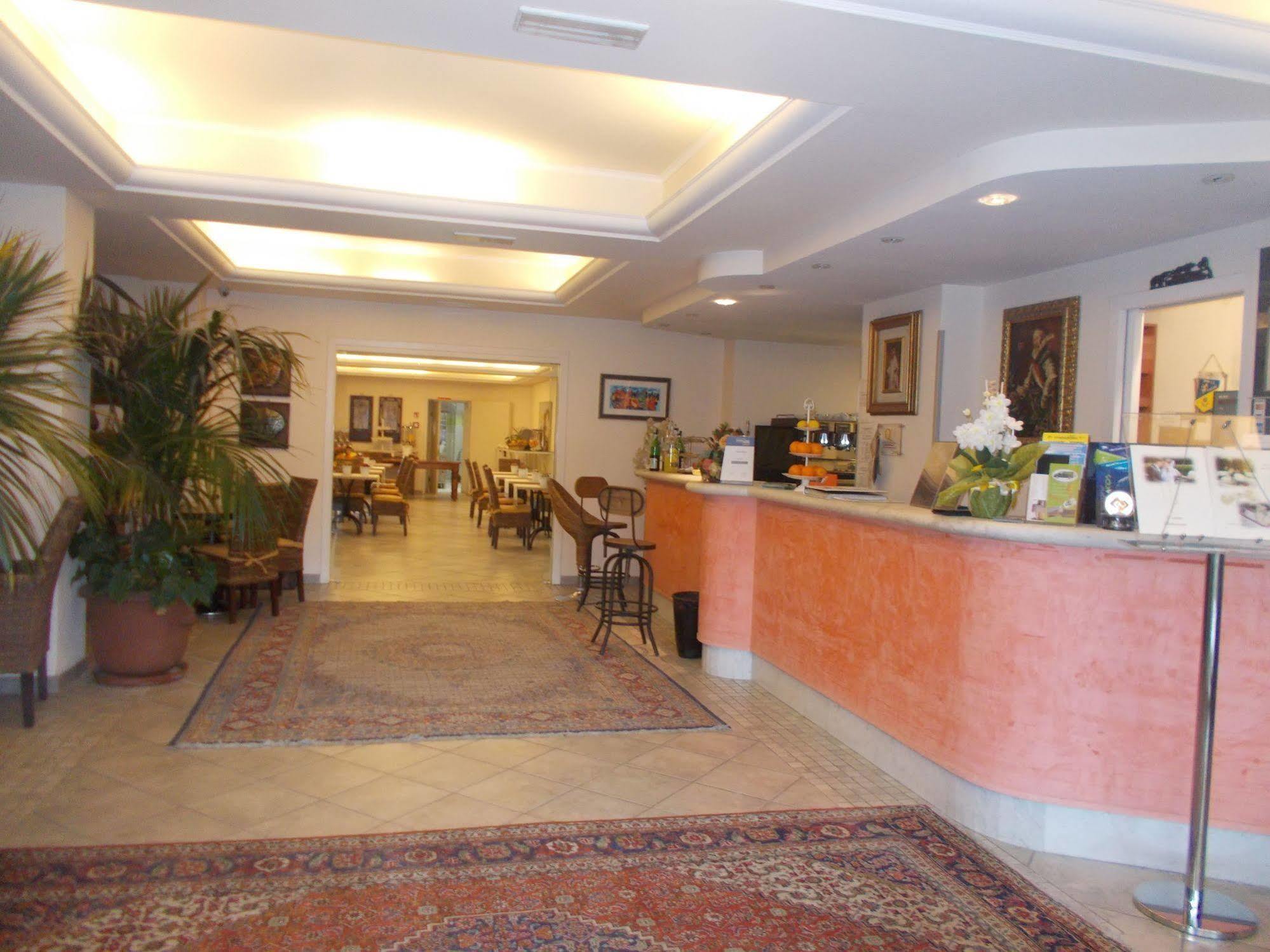 Hotel Nedy Marina di Massa Ngoại thất bức ảnh