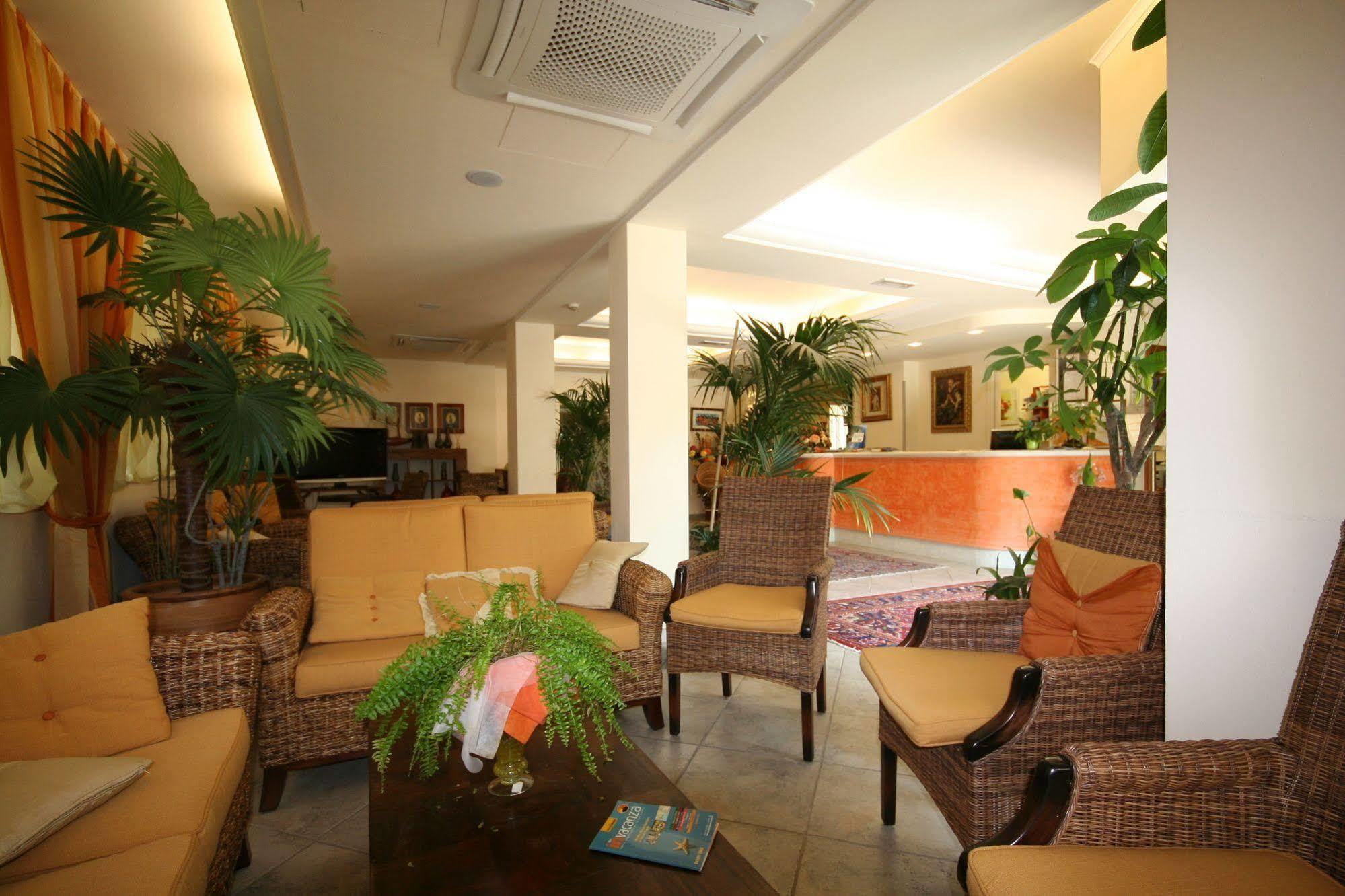 Hotel Nedy Marina di Massa Ngoại thất bức ảnh