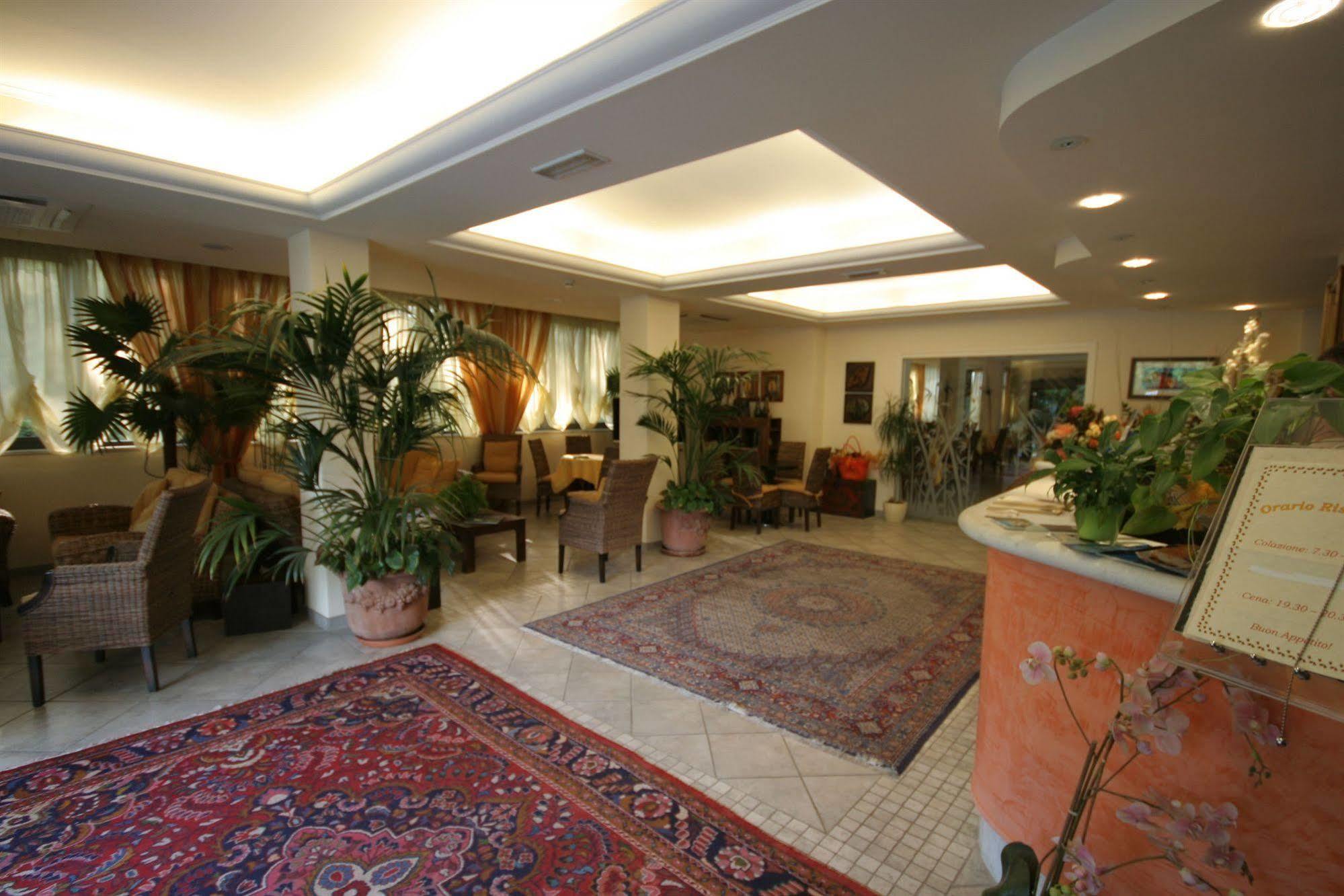 Hotel Nedy Marina di Massa Ngoại thất bức ảnh