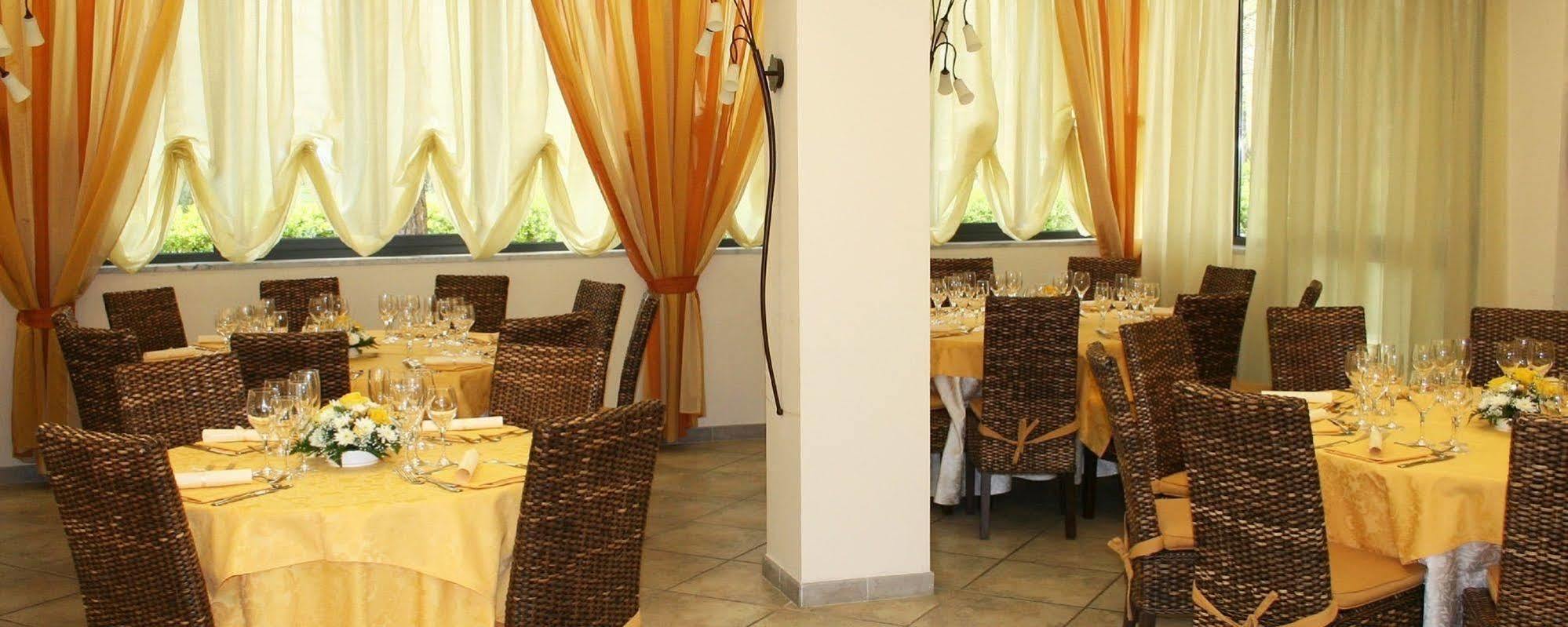 Hotel Nedy Marina di Massa Ngoại thất bức ảnh