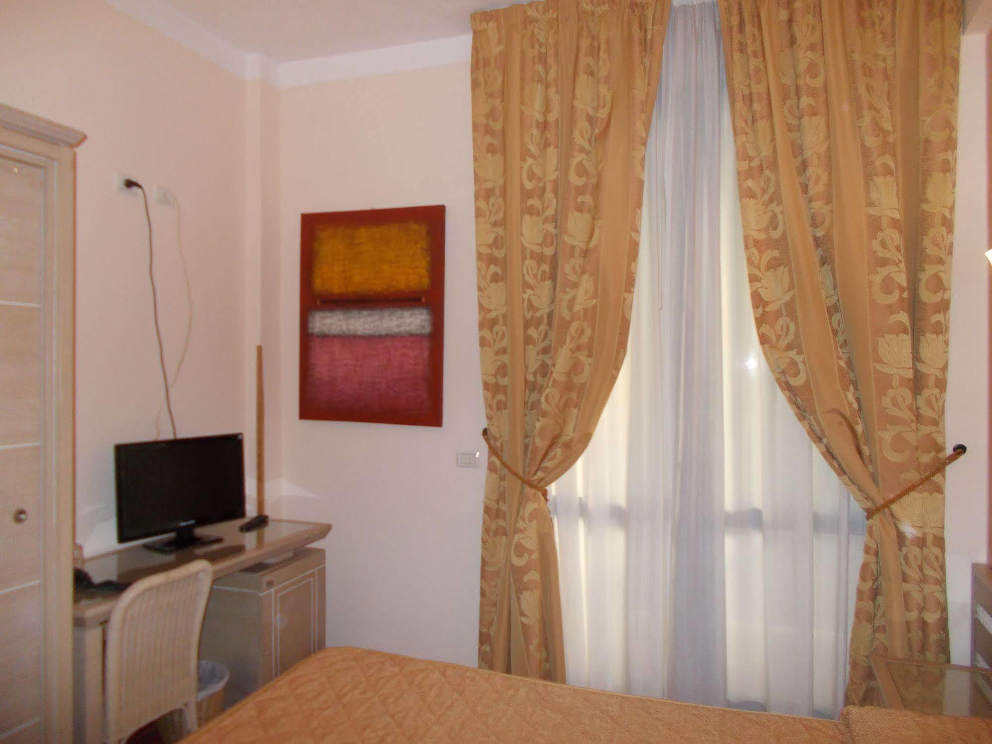 Hotel Nedy Marina di Massa Ngoại thất bức ảnh